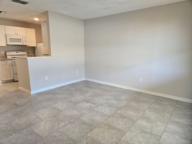 Photo - Cute 1/1 in Convenient Location Unidad 1304 Melody Lane