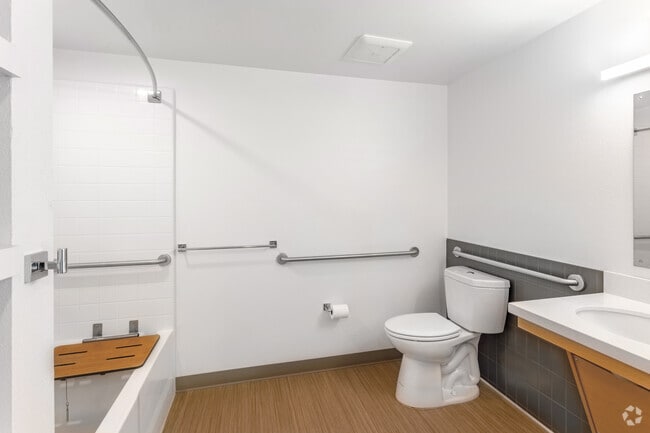 1BR, 1BA - 580SF - Bathroom