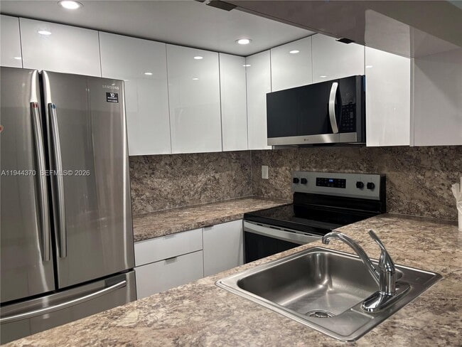 Building Photo - 10023 Winding Lake Rd Unit 101