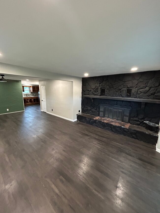 Building Photo - 1909 Menard Dr Unit 1909 Menard Dr Rental