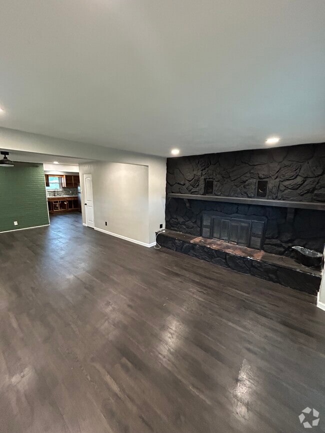 Building Photo - 1909 Menard Dr Unit 1909 Menard Dr Rental
