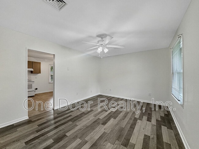 Photo - 105 Walker Dr