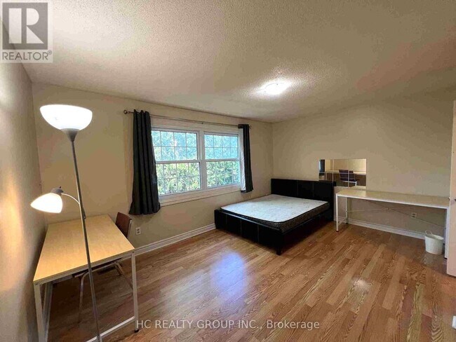 Photo - 1570 Richmond St