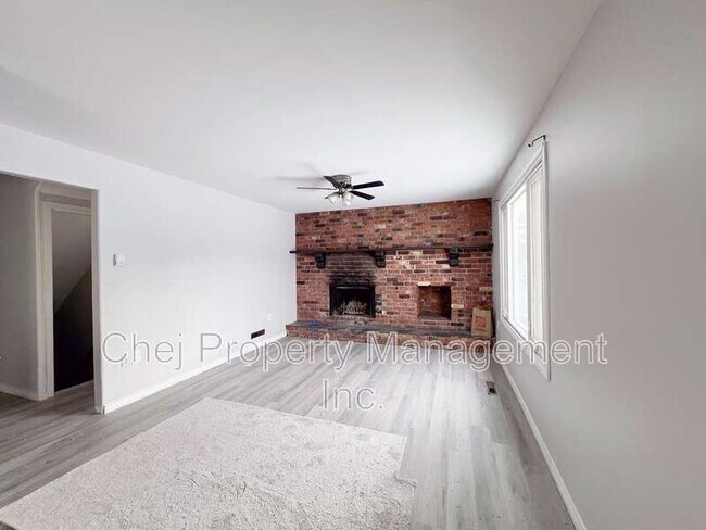 Photo - 11415-11490 90 St NW