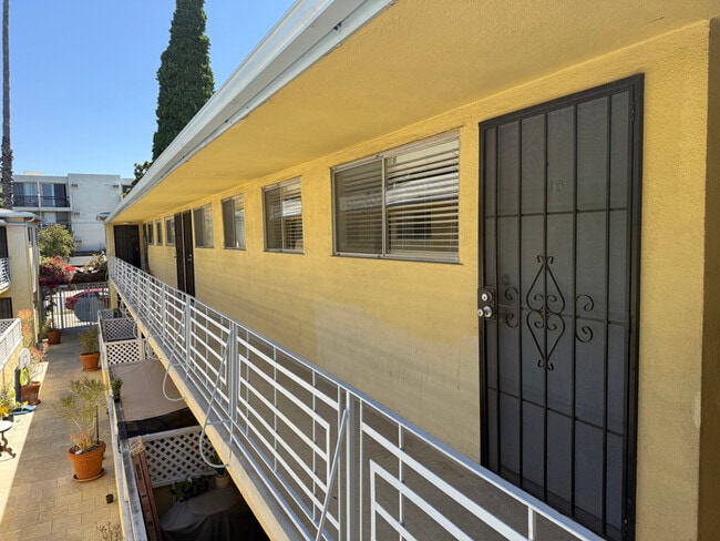Photo - 3753 S Barrington Ave Apartamento Unidad 16