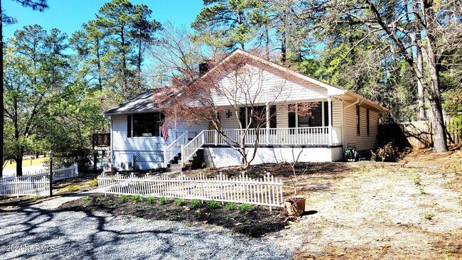 Photo - 1720 Longleaf Dr E