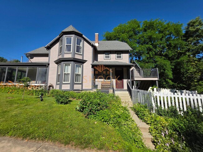 Photo - LARGE 4 BR HOME CLOSE TO DOWNTOWN W/ LOTS OF AMENITIES