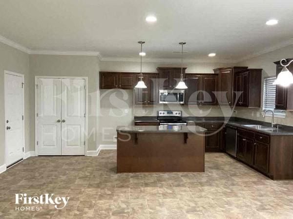 Photo - 5608 Falkland Lane