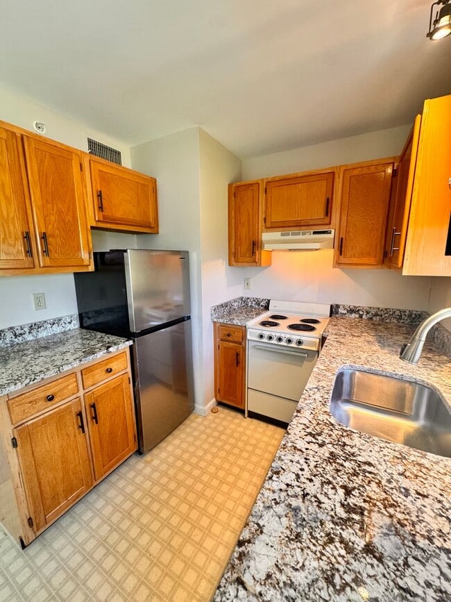 Building Photo - 235 Maplewood Ave Unit 6