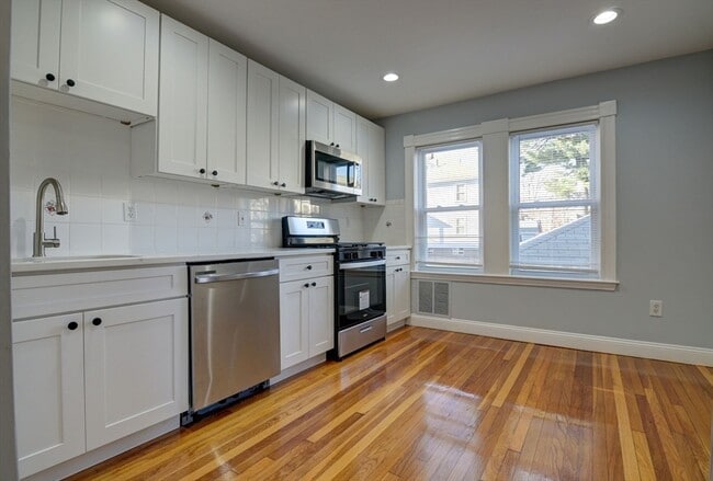 Building Photo - 88 Old Colony Ave Unit 1