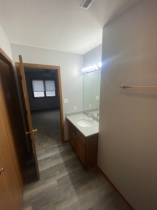 Photo - 4608 Toronto St
