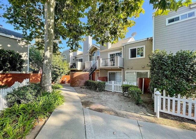 Building Photo - Your next home is waiting!