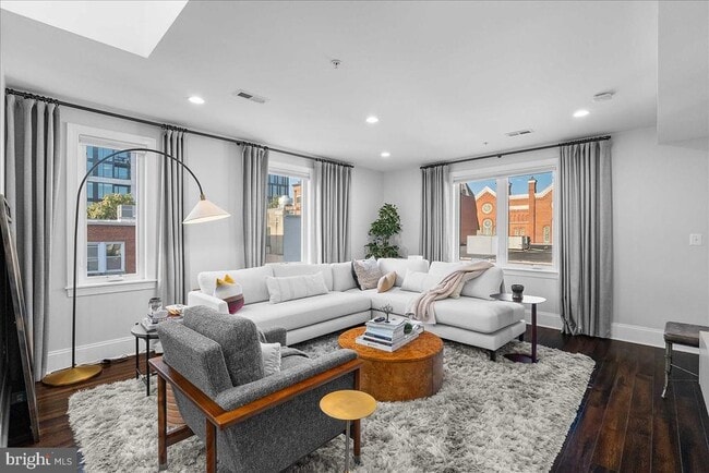 Building Photo - 1514 8th St NW Unit 8