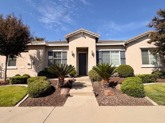 Beautiful 3 Bedroom, 2 Bathroom Home Walking Distance To The Fountains / Galleria!