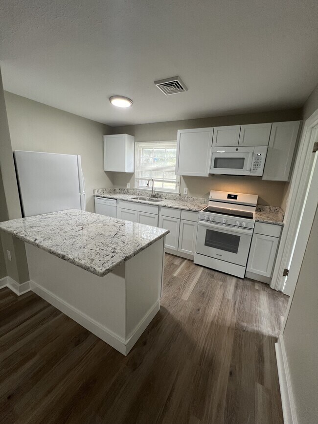 Photo - 504 Robinson St