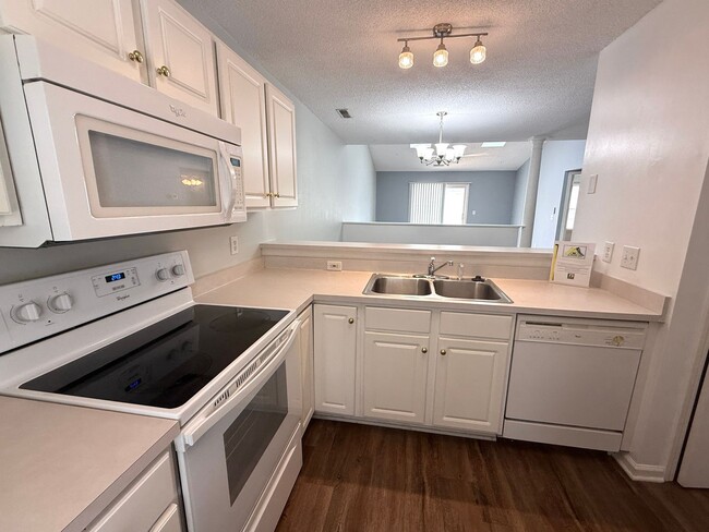 Photo - RENT SPECIAL! Updated Holten Place, top fl...