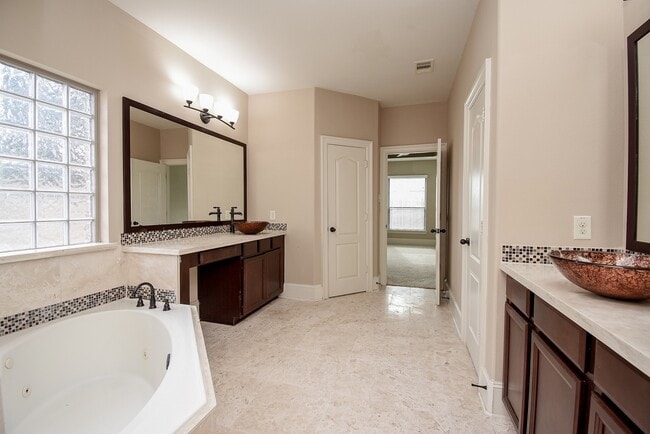 Building Photo - 6034 Gracys Landing Ln