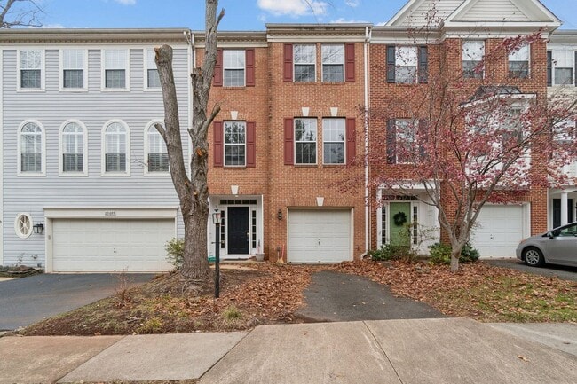Building Photo - Wonderful Townhome