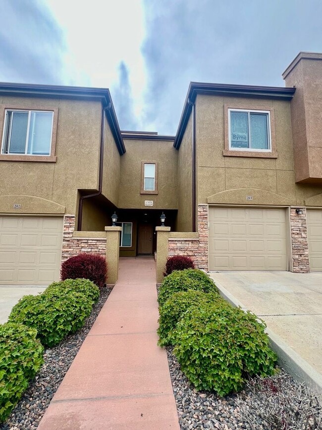 Building Photo - Stylish 2-Bed Condo Available! Unit 203