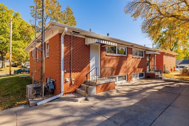 Photo - 375 S 44th St