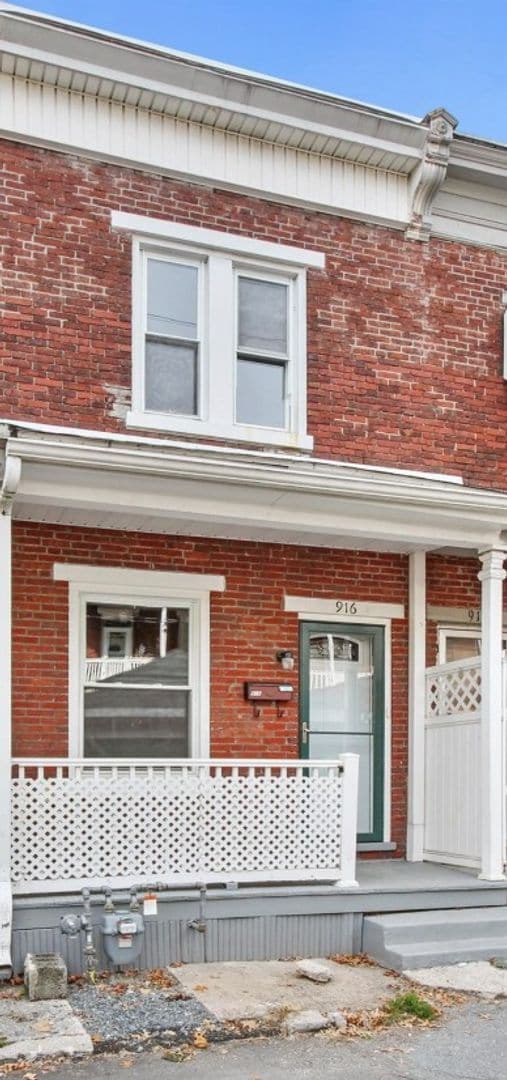 Building Photo - Bright 2 Bedroom, 1.5 Bath Home in Allison Hill!