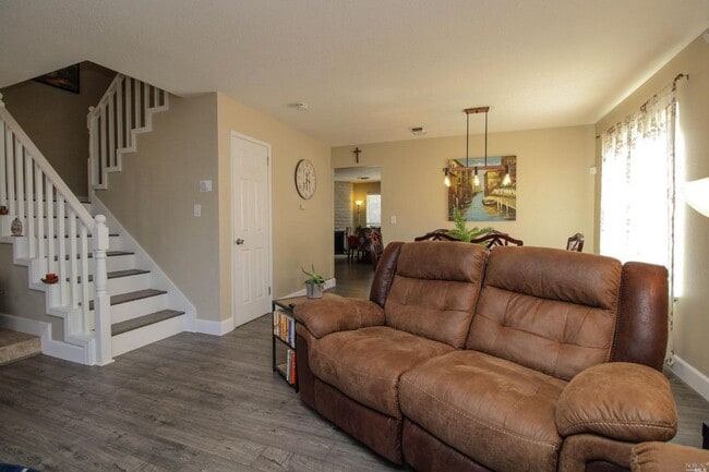 Photo - 160 Kingswood Ave