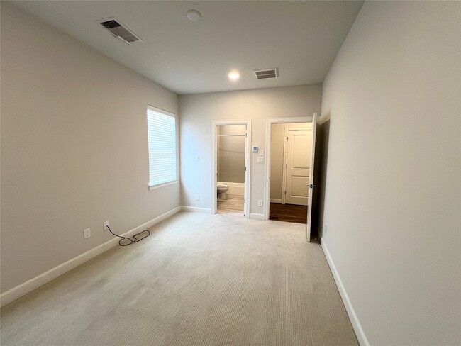 Photo - 942 W 18th St