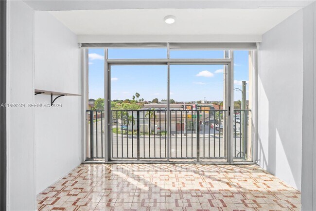 Photo - 1855 W 60th St Unidad 311