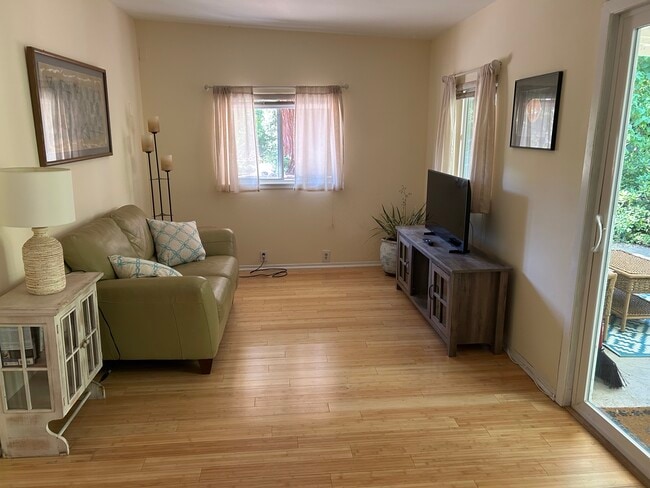 sala de televisión - 8360 Medved Ln Unidad A