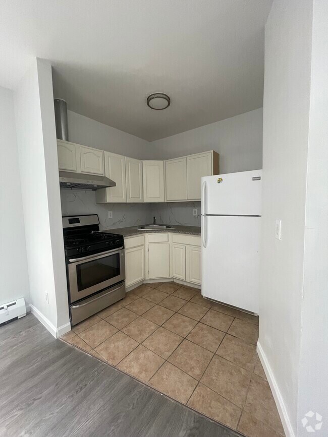 Building Photo - 32-35 61st St Rental
