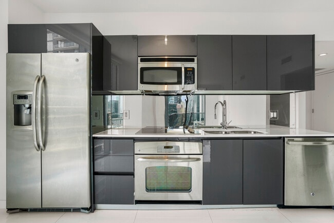 Kitchen - 31 SE 6th St Condo Unit 1901