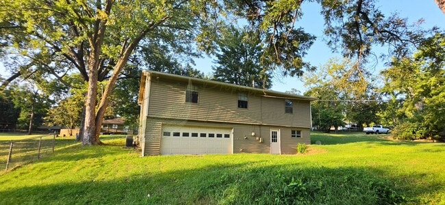Photo - 307 E 165th St