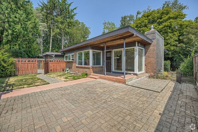 Building Photo - Ideally Located 3 Bed 2 Bath Lake Forest P... Rental