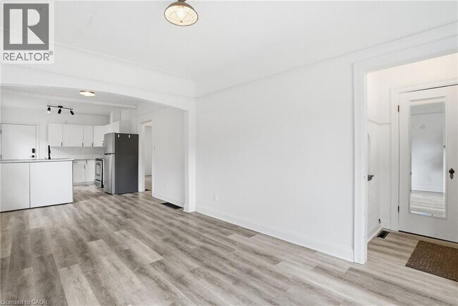 Photo - 105 Longwood Rd N