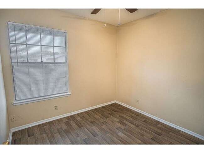 Photo - Convenient 4-Bedroom Stay Near Downtown & Attractions!