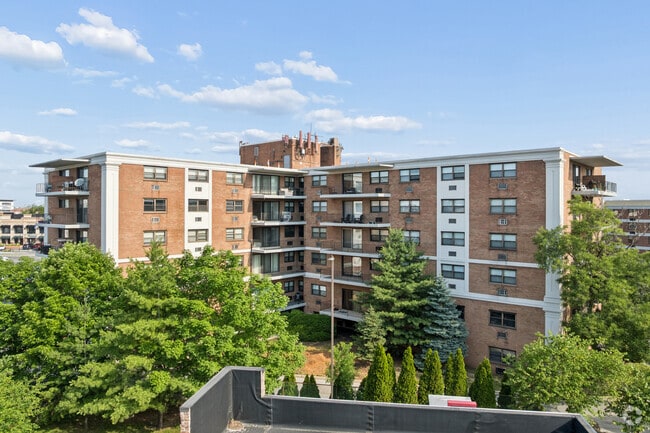 Courtside Square Apartments