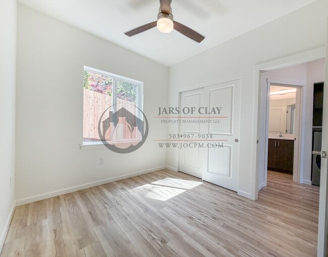 Photo - 2552 Gilbert St S