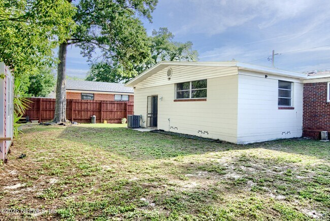 Photo - 1370 Labelle St
