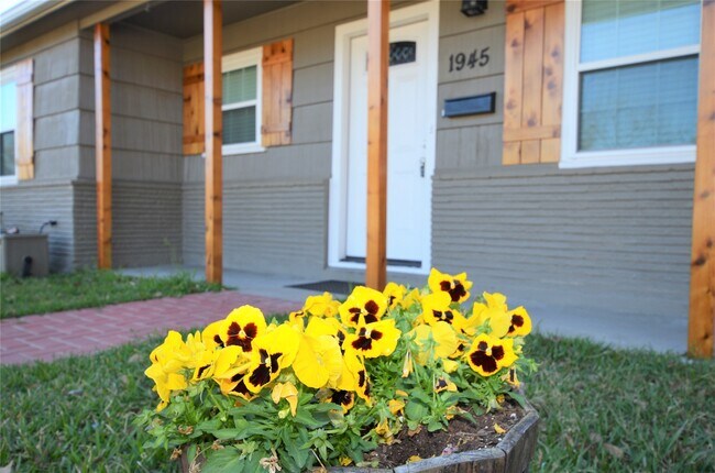 Photo - 1945 Coulcrest Dr