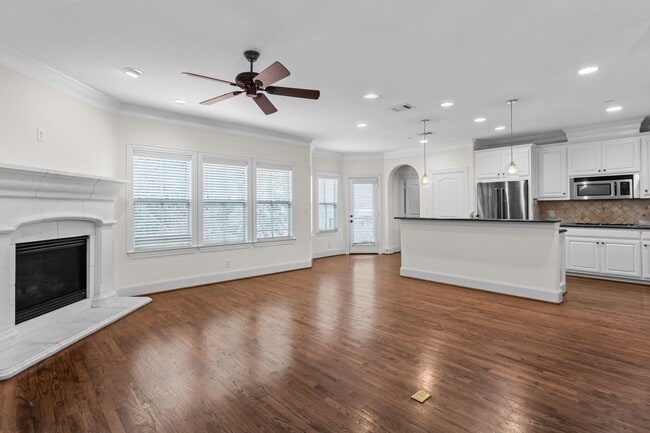 Photo - Luxury Highland Park Living Unit Hillcrest Ave  08