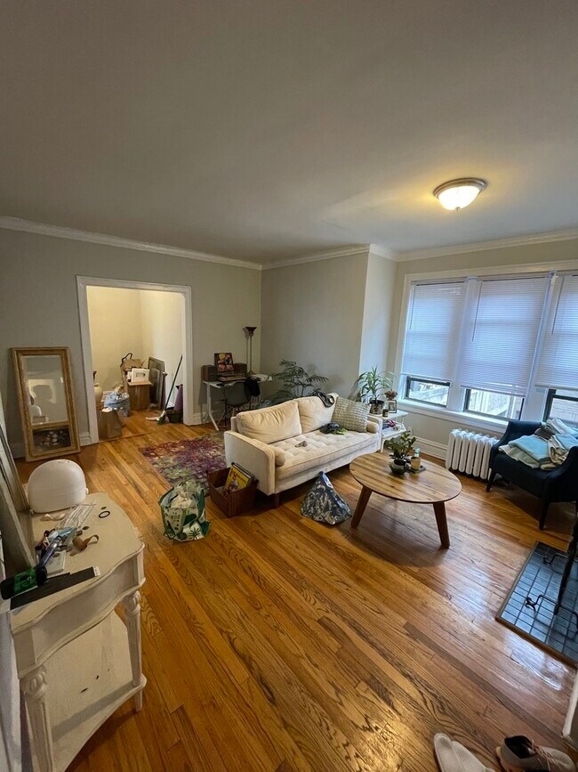 Photo - 631 W Roscoe St