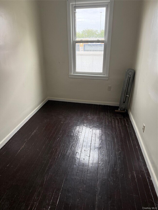 Photo - 186-05 Jamaica Ave