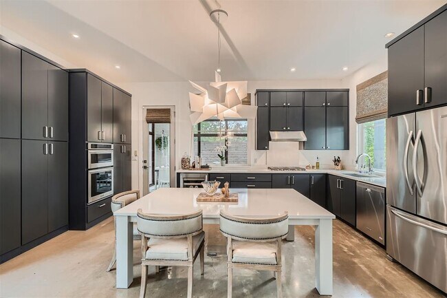 Photo - 705 E Monroe St