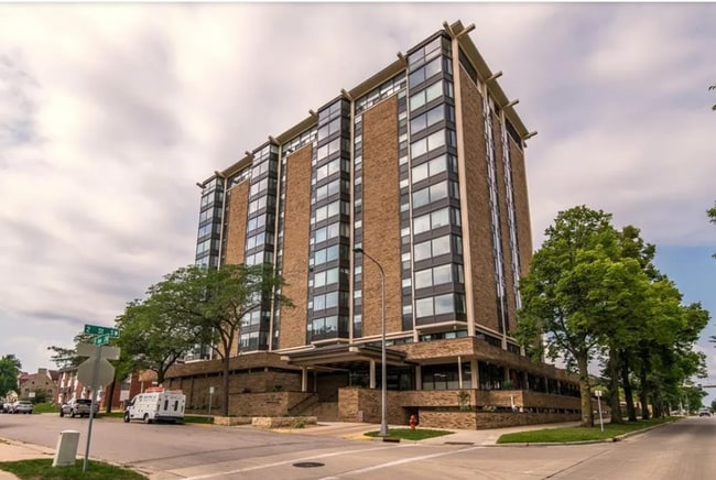 STEPS FROM THE MAYO CLINIC FACILITIES Roch... - STEPS FROM THE MAYO CLINIC FACILITIES Roch... House