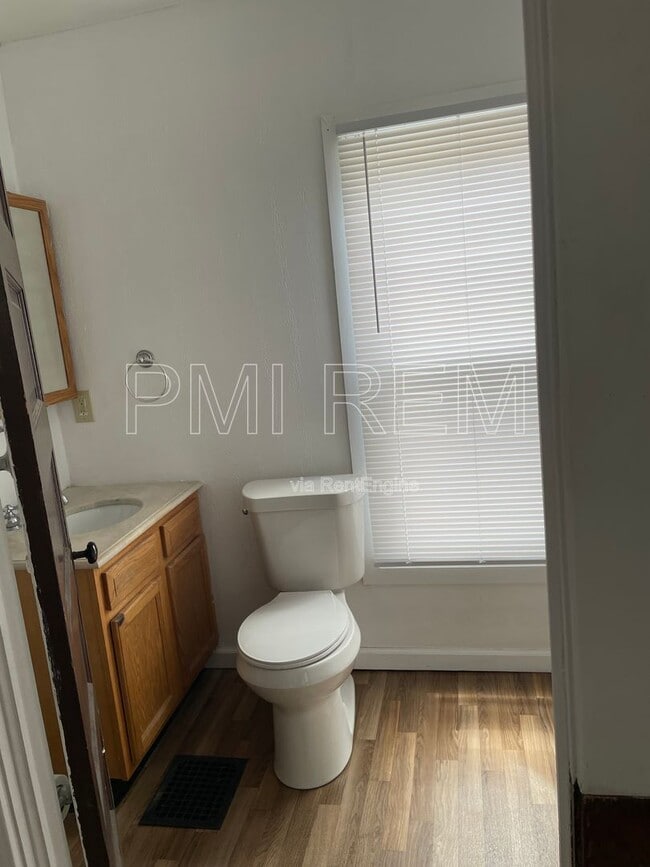 Photo - 2325 4th St NW