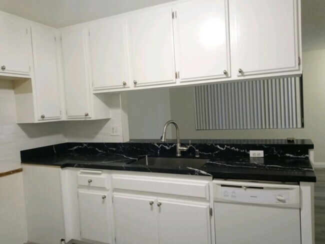 Photo - 11431 Cedar Avenue