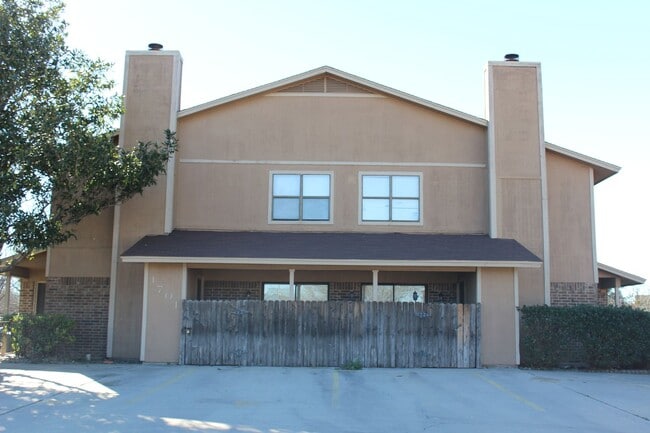 Building Photo - 1701 Cedarview Cir Unit # A