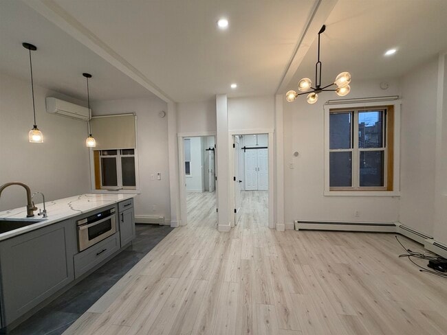 Building Photo - 202 48th St Unit 3