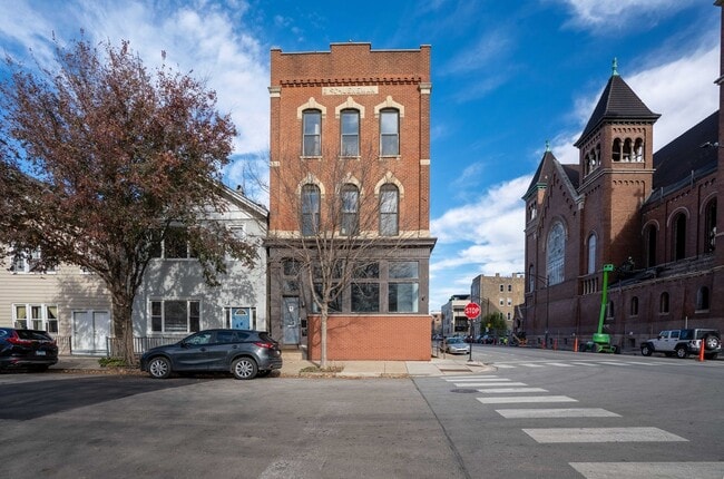 Building Photo - 1400 W Chestnut St Unit 1