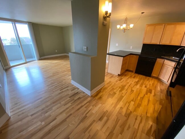 Photo - Amazing Condo with Beautiful Mountain and City Views!
